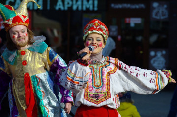 Пели, плясали, блины раздавали